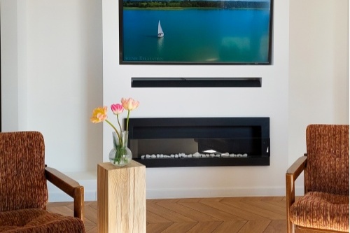 Hangende bio-ethanolhaard met glas 1200x400 – zwart gestructureerd mat biokominek_1200x400_czarny_strukturalny_z_szyba_aranzacja_02