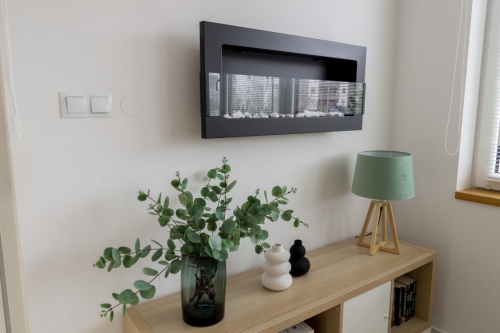 Hangende bio-ethanolhaard met glas 900x400 – zwart gestructureerd biokominek_900x400_czarny_strukturalny_z_szyba_aranzacja_04