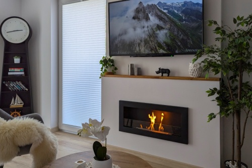 Hangende bio-ethanolhaard met glas 900x400 SLIM – zwart gestructureerd mat biokominek_wiszacy_z_szyba_900x400_slim_czarny_strukturalny_mat_aranzacja_02