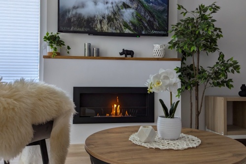 Hangende bio-ethanolhaard met glas 900x400 SLIM – zwart gestructureerd mat biokominek_wiszacy_z_szyba_900x400_slim_czarny_strukturalny_mat_aranzacja_04