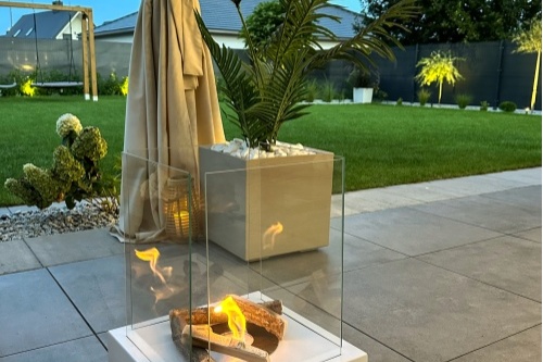 Vrijstaande bio-ethanolhaard Sunset garden – witte biokominek_wolnostojacy_sunset_garden_bialy_z_szybami_aranzacja_01